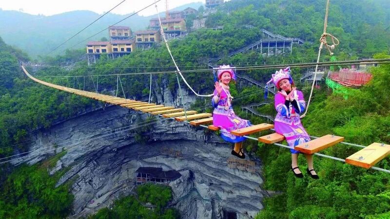 File:Luocheng Tiankeng FootbridgeCostumes.jpeg