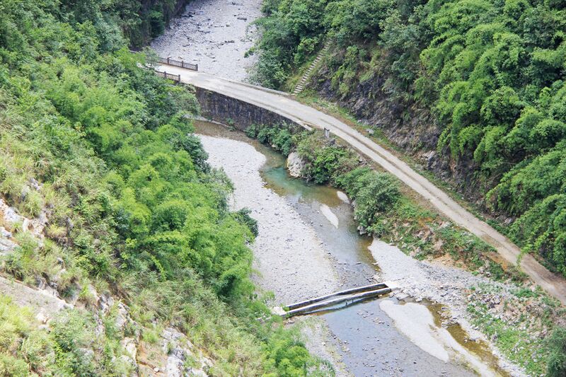 File:LuoyanLowerBridges.jpg
