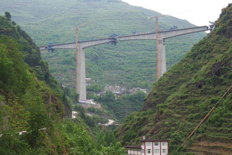 File:Xiaolongtan RailwayValleyLonglens.JPG