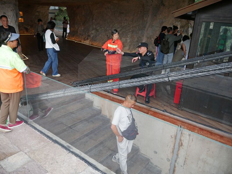 File:FangdongYandangGlassFootbridgeGlassPanels.JPG