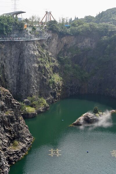 File:InterContinental Shanghai Glass Cliffwalk7.jpeg