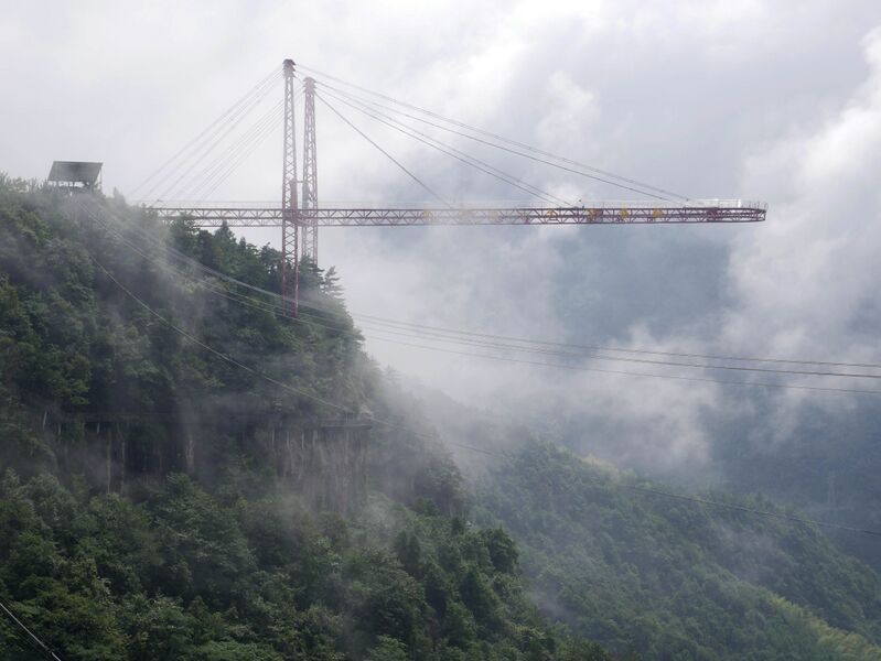 File:LingjiangyuanGlassPlatformGraySky.JPG