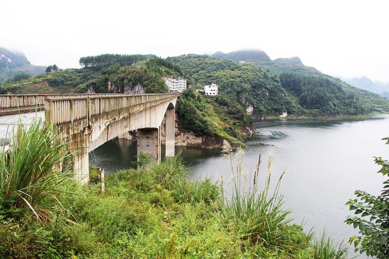 File:LuowangheQingshuiheBeamDeck&Lake.jpg