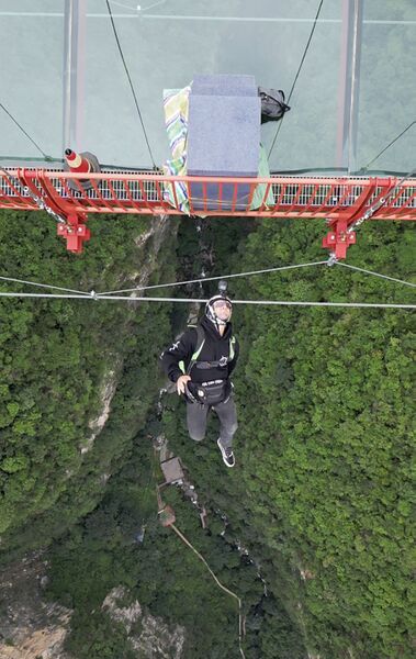 File:NizhuheFootbridgeDownDroneJump.jpg