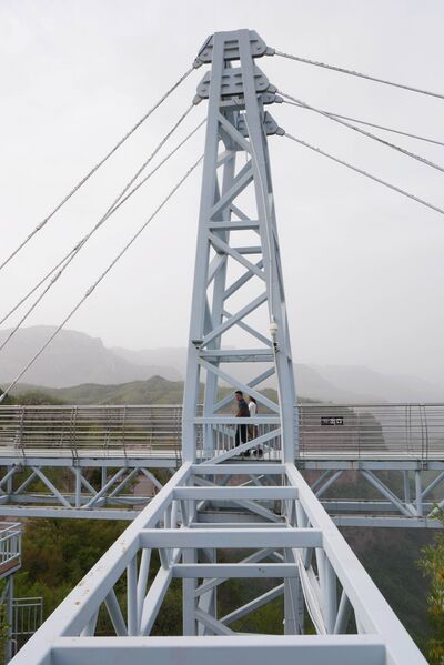 File:Taihang GlassPlatformTowerCables.JPG