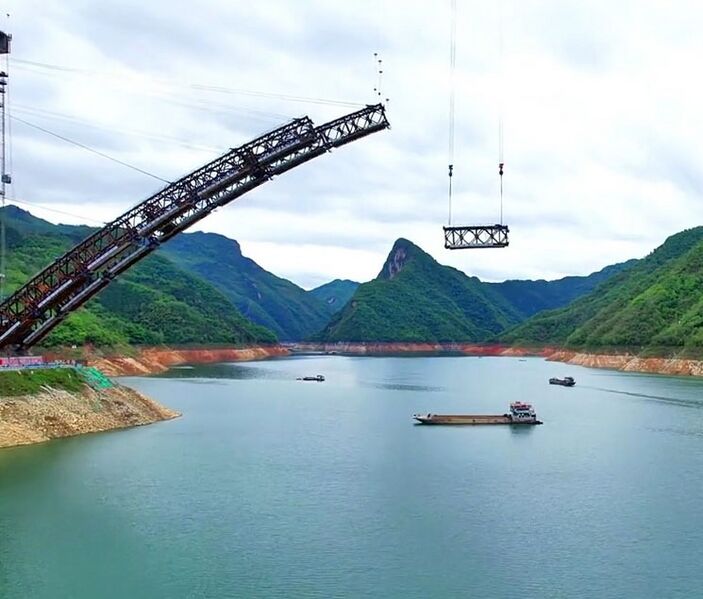 File:Tian'e longtanArchLift.jpg