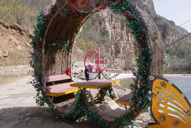 File:Tianjishan FootbridgeSeatSwing.JPG