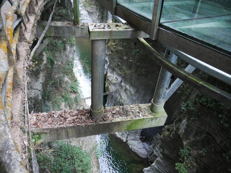 File:YunzhiduanCliffwalkRaftSlideCantilever.JPG