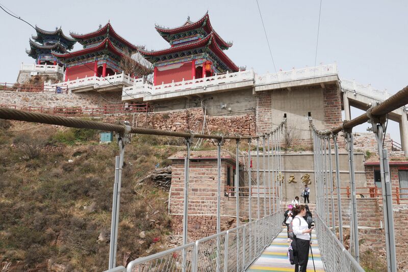 File:WudangshanFootbridgeCableLonglens.JPG