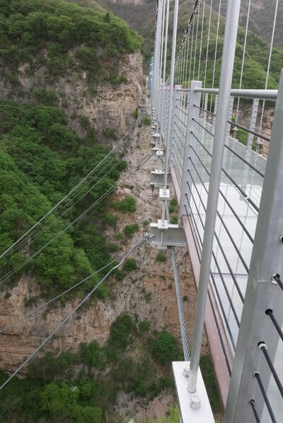 File:Yunqiushan GlassSideWires.JPG