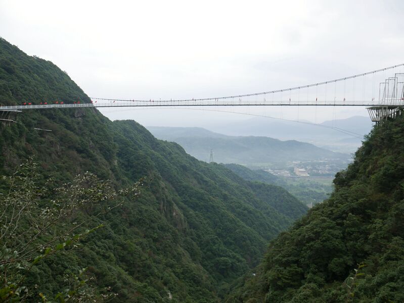 File:Lianghuangshan GlassFarClouds.JPG