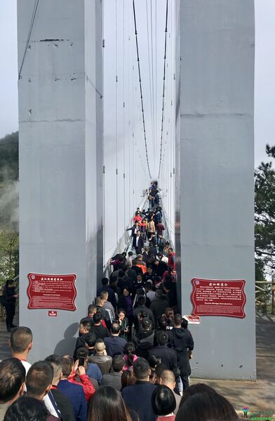 File:Duxian Glass FootbridgePeople.jpg