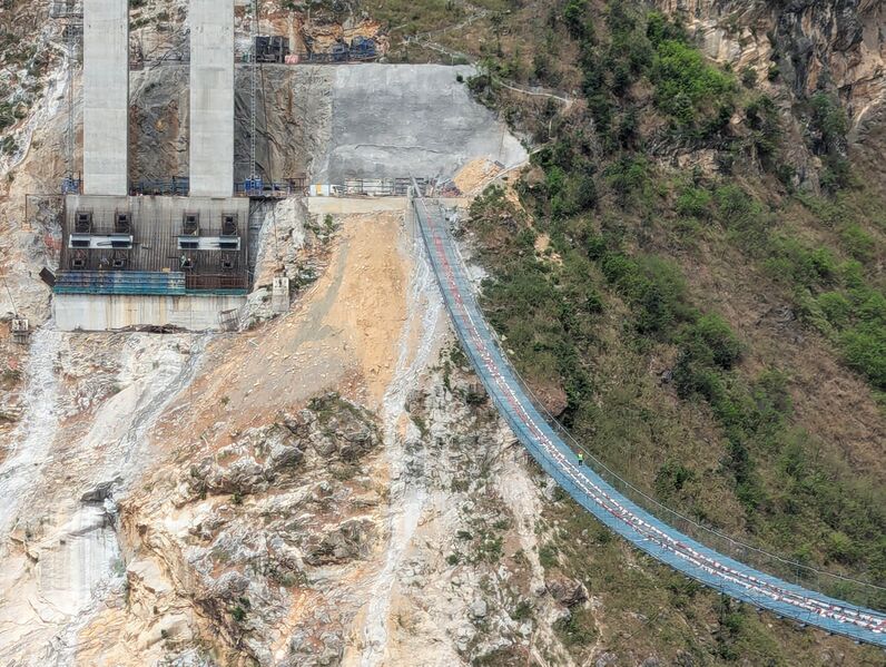 File:GuniuheFootbridgeLonglensPhonePhoto.jpg