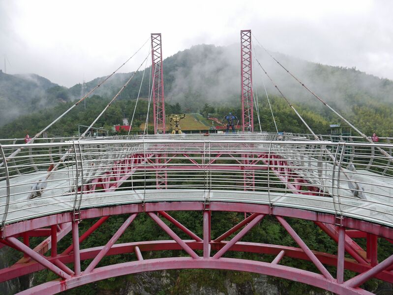 File:LingjiangyuanGlassPlatformCurve.JPG
