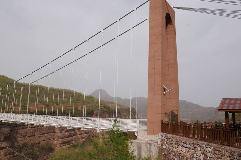 File:Taihang GlassFootbridgeTowerSide.JPG