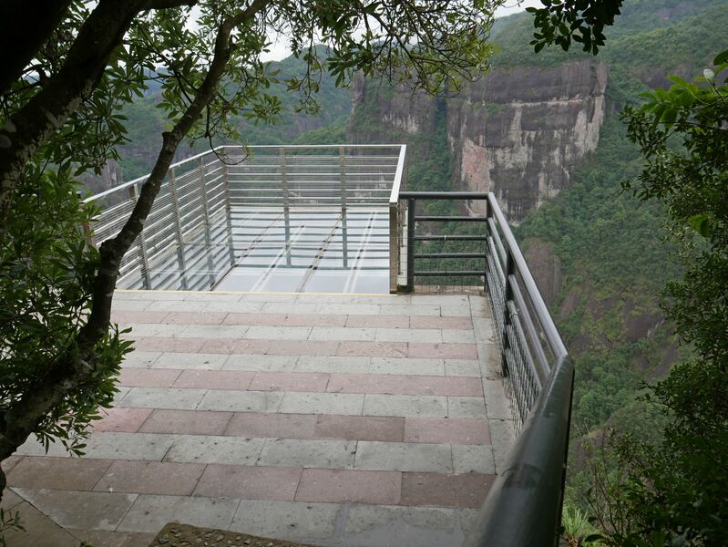 File:MingjingGlassPlatform2.JPG