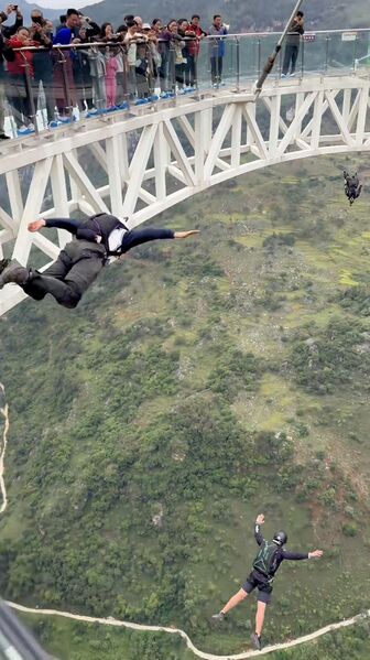File:NizhuheFootbridgeChuteJumpers.jpg