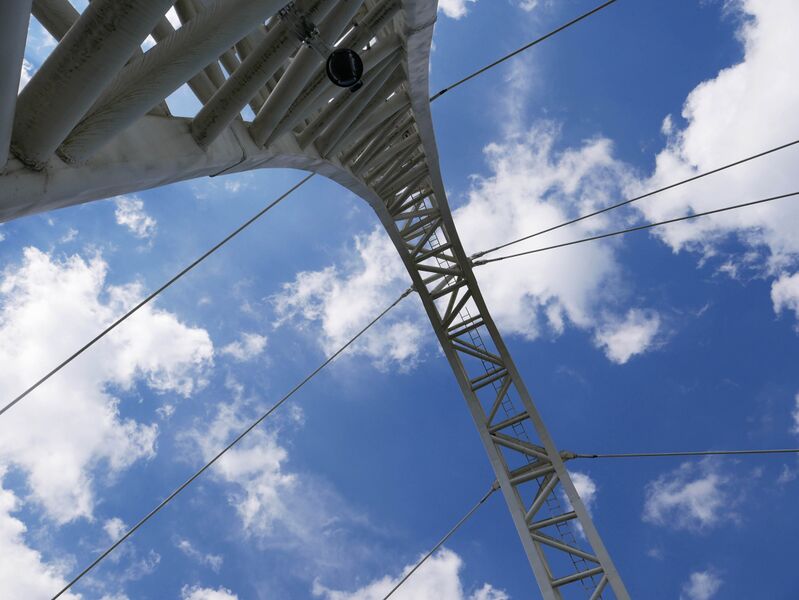 File:NizhuheMorningSkyCablesTower.JPG