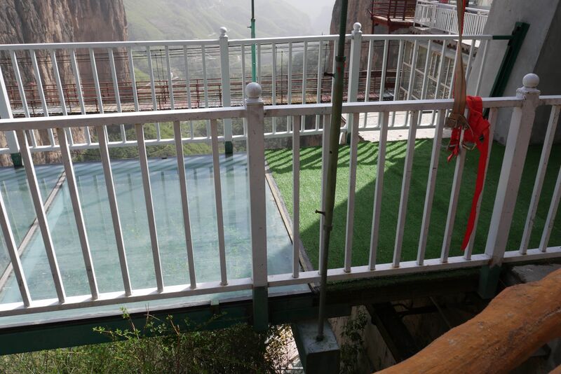 File:Tianjishan FootbridgeRailingWhite.JPG