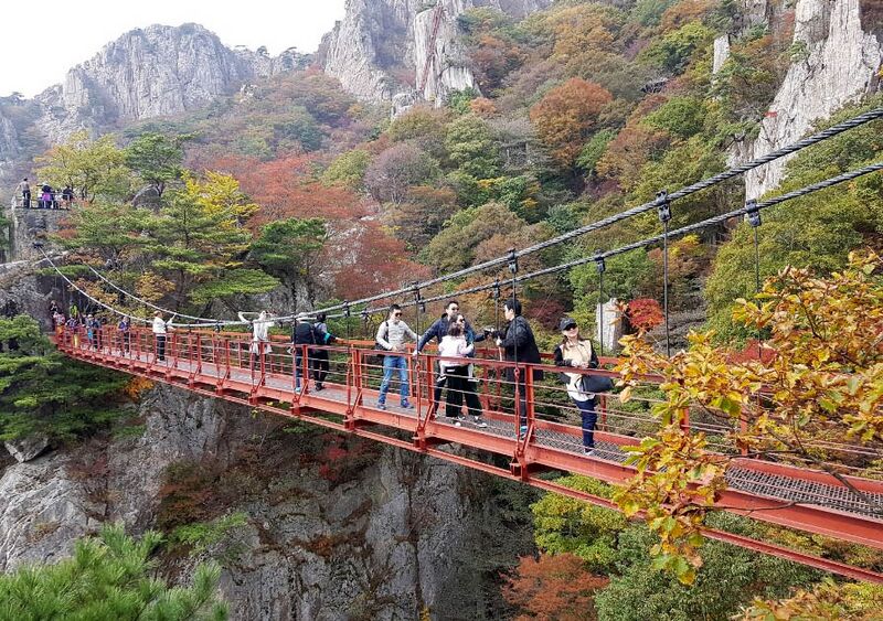 File:DaedunsanFootbridgePeople.jpg