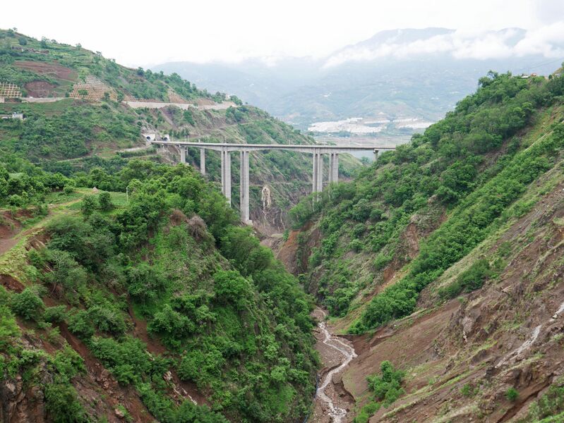 File:DashagouBridgeFarLake.JPG
