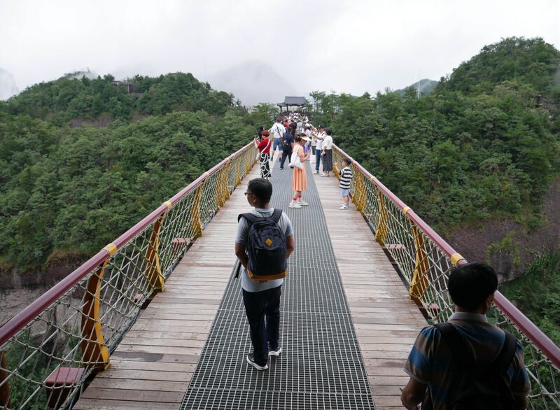 File:NantianFootbridgeDeck.JPG