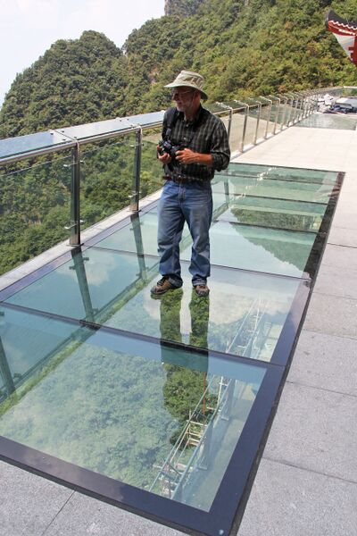 File:TianmenMountainHotelGlass&Richard.jpg