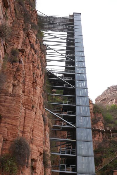 File:EastTaihangStandingTowerElevatorSide.JPG