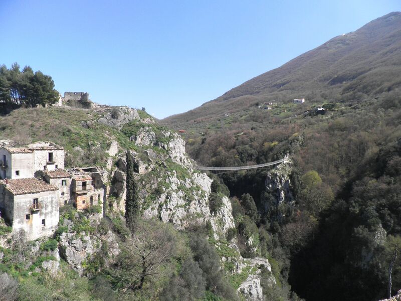 File:Laviano-ponte-tibetano.jpg