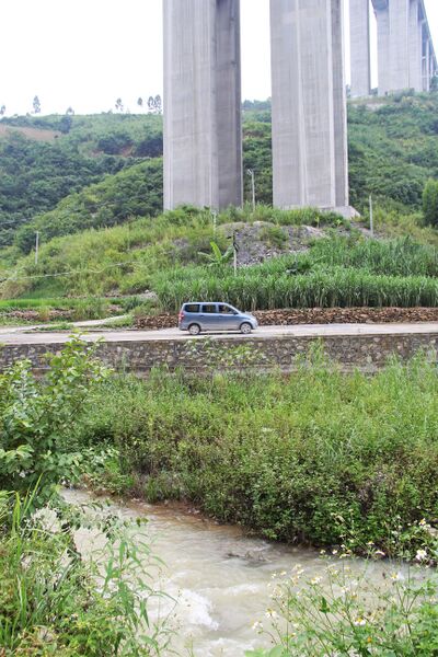 File:ZhegaoCreek&Van.jpg
