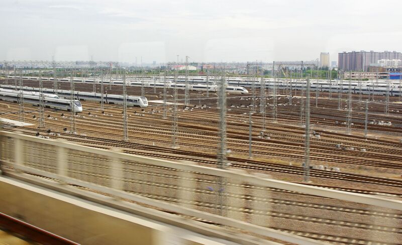 File:27HongqqiaoAreaTrainsbyRichard.jpg