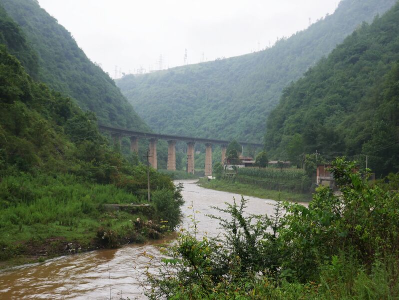 File:GaofengbaRailwayRiver.JPG