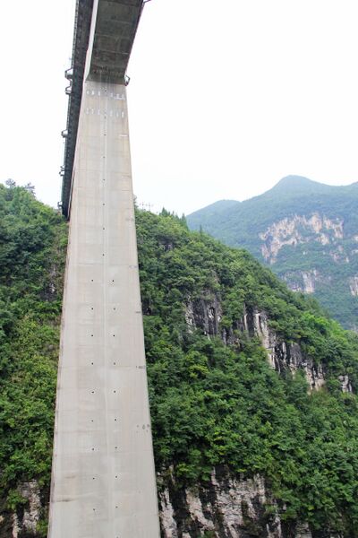 File:MashuiheRailwayBridgePierView.jpg