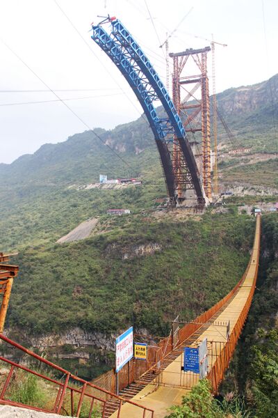 File:191YachiRailwayBlueHalf&Footbridge.jpg