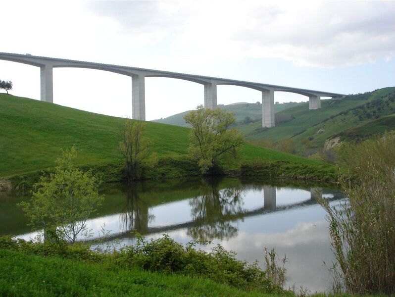 File:CerranoViadottoFoggia.jpg
