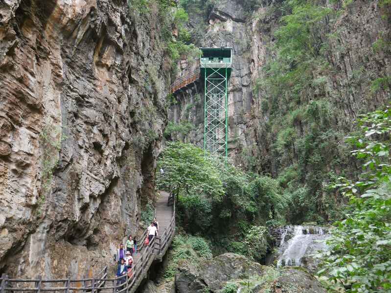 File:NizhuheCanyonZipTowerFarView.JPG