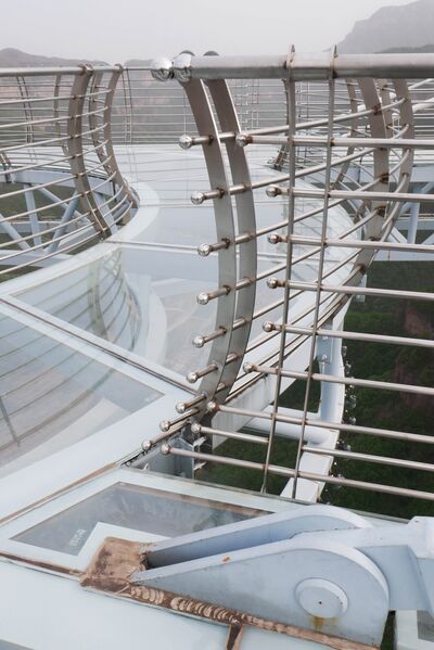 File:Taihang GlassPlatformRailingcurve.JPG