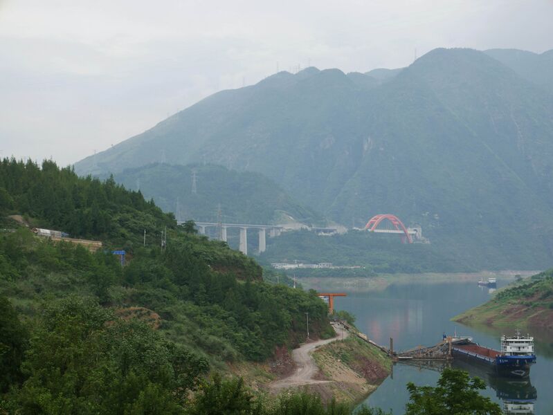 File:DaningheRailwayFarView.JPG
