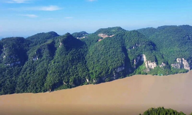 File:Nanjinguan YangtzeDroneRiver.jpg