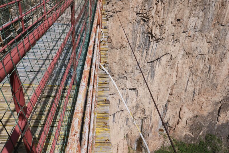 File:Tianjishan FootbridgeBambooEdgeDrop.JPG