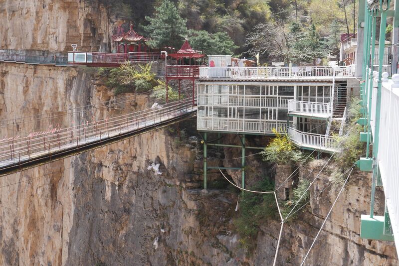 File:Tianjishan FootbridgeBuildingWhite.JPG