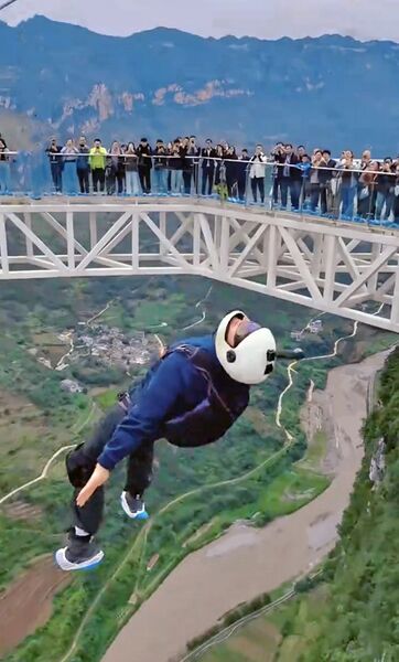 File:NizhuheGaryHelmetFall.jpg