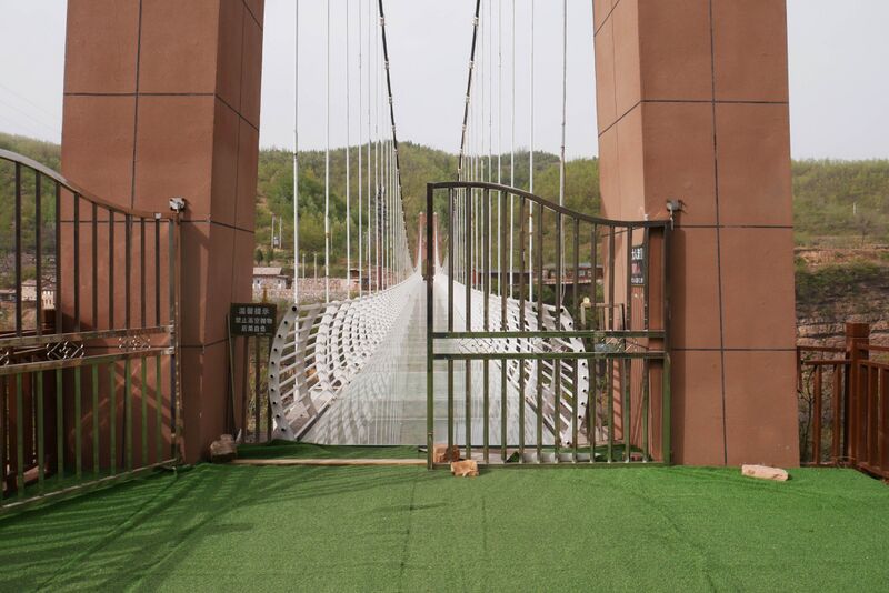 File:Taihang GlassFootbridgeGate.JPG