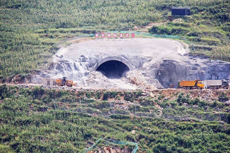 File:XixiheTunnelLonglens.jpg