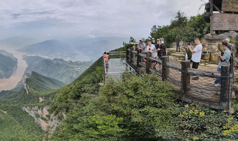 File:ChongqingGlass3Gorges3.jpg