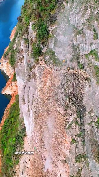 File:JiangjieheRailwayCliffScaffolding.jpg