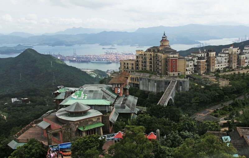 File:KnightValleyResortBuildings.JPG