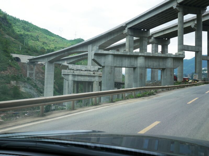 File:Meiguhe2BridgeRoad.JPG