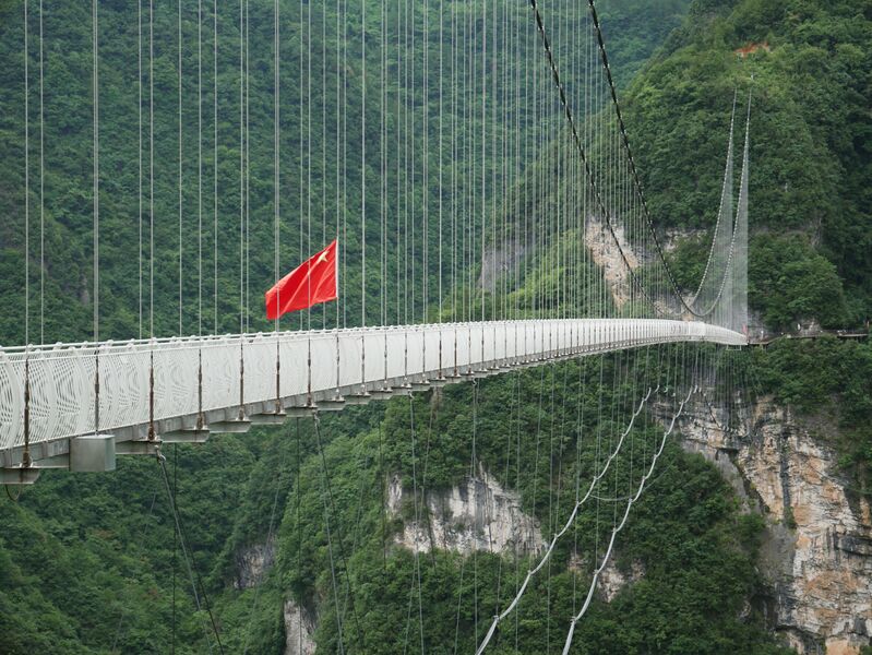 File:Yundingfeidu Glass FootbridgeFlagsLonglens.JPG