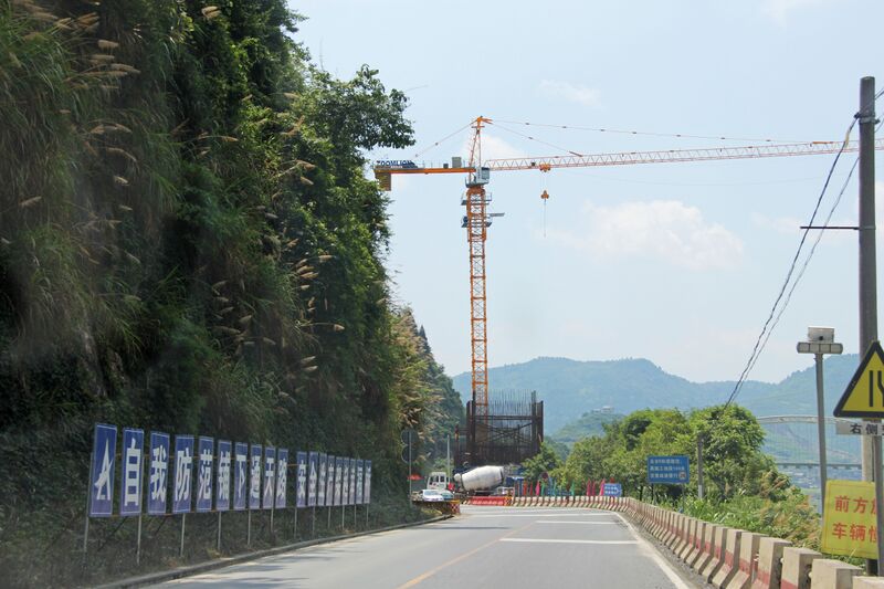 File:FurongzhenJishouZhangjiajieBigBeamCrane.jpg